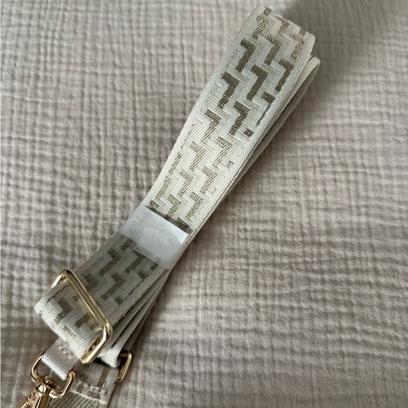 Lululemon Athletica Cream Crossbody Bag - Picture 2 of 6